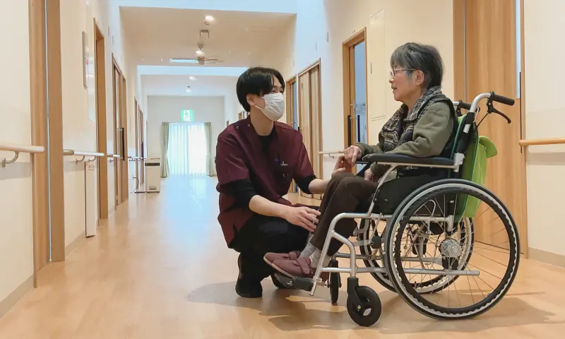 会話する入居者とスタッフ