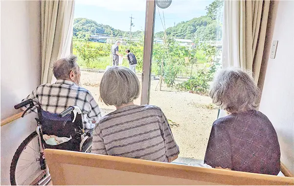 庭を眺める入居者達