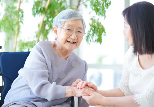 家族と手を重ねる入居者のイメージ写真