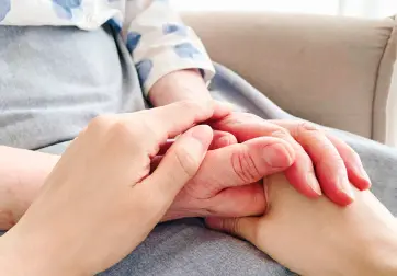 手を重ねる様子